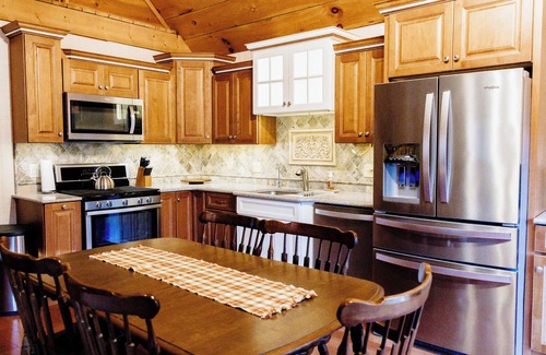 Mifflinburg Cabin | Cozy Pines Log Cabin 2BR+Loft Creekside w/Hot Tub