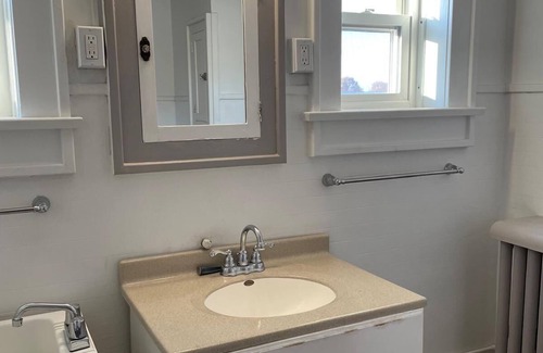 Findlay Bed & Breakfast | Cozy Private Room in Historic Findlay Home with Kitchen, Wifi and Free Parking