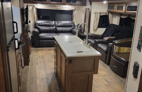 Sherman Oaks House | Cozy Private RV in Sherman Oaks , with Amazing reviews.