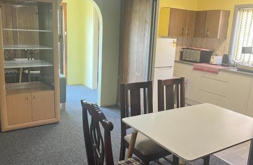 Pendle Hill House | Cozy Queen Room Next to Station and Shops - PH6