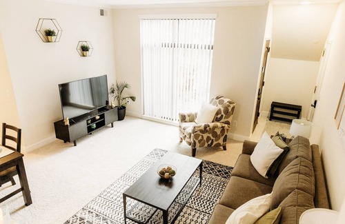 Novi Apartment | ⭐️Cozy&Quiet 2 bedroom. King bed Hot Tub Pool🐕⭐️