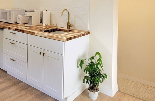 Griffin House | Cozy Quiet Guesthouse with Pool & Firepit