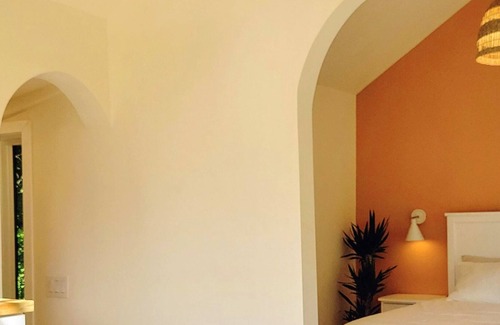 Griffin House | Cozy Quiet Guesthouse with Pool & Firepit