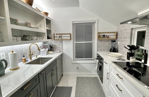 Washington Ave./ Memorial Park House | Cozy Quiet Home! PET FRIENDLY! Back to School 2025 Special!