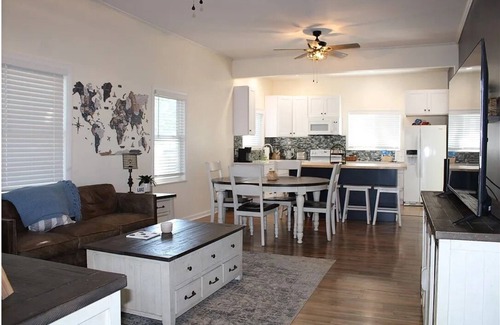 Shelbyville House | Cozy Refurbished Cottage Near Lake Shelbyville - Pet & Boat Friendly