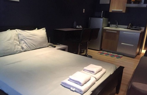 Valenzuela Apartment | Cozy Relaxing Studio Heart of Makati. 54F FASTWI-FI