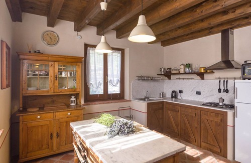 Voltaggio House | COZY RENOVATED FARMHOUSE WITH POOL IDEAL FOR FAMILIES