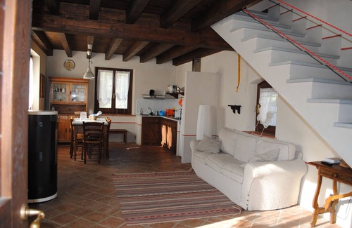 Voltaggio House | COZY RENOVATED FARMHOUSE WITH POOL IDEAL FOR FAMILIES