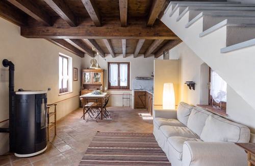 Voltaggio House | COZY RENOVATED FARMHOUSE WITH POOL IDEAL FOR FAMILIES