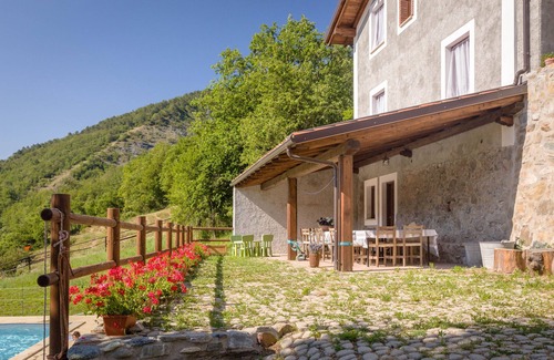 Voltaggio House | COZY RENOVATED FARMHOUSE WITH POOL IDEAL FOR FAMILIES