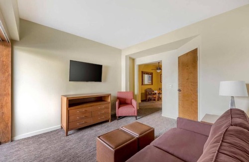 Enterprise Resort | Cozy resort in vibrant Las Vegas with AC, WiFi, fitness room
