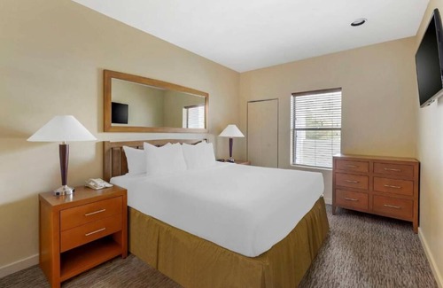 Enterprise Resort | Cozy resort in vibrant Las Vegas with AC, WiFi, fitness room