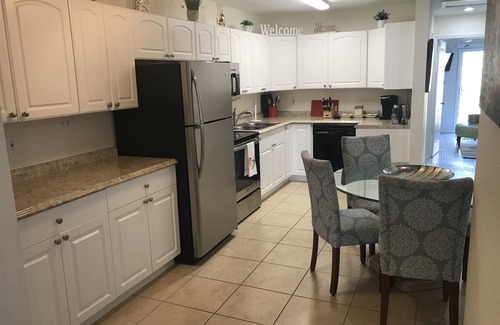 Central Naples House | Cozy Retreat, minutes from Beaches, Shopping and Dining, 5th Ave and 3rd Street.