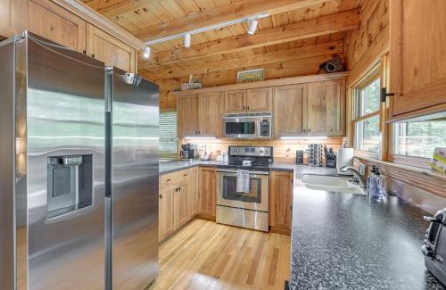 The Mountain Club House | Cozy Retreat with Deck and Sapphire Resort Access!