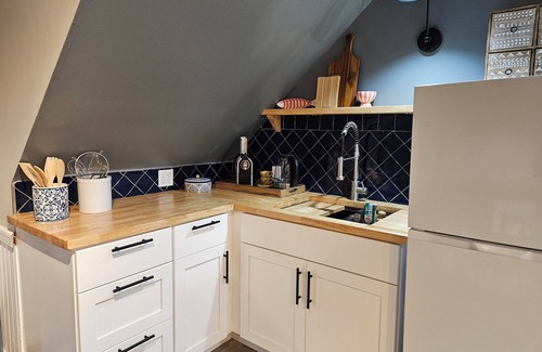 Guilford Apartment | Cozy Riverstone Rafters, with a Tree-top View, AC/WiFi in Charming Guilford