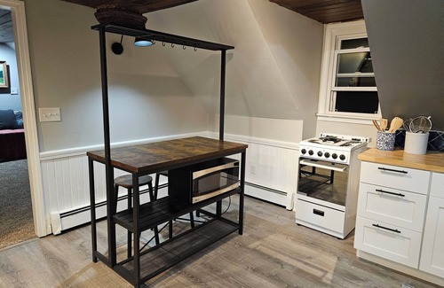 Guilford Apartment | Cozy Riverstone Rafters, with a Tree-top View, AC/WiFi in Charming Guilford