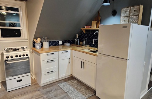 Guilford Apartment | Cozy Riverstone Rafters, with a Tree-top View, AC/WiFi in Charming Guilford