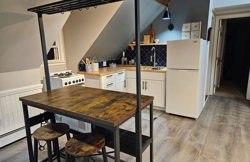 Guilford Apartment | Cozy Riverstone Rafters, with a Tree-top View, AC/WiFi in Charming Guilford