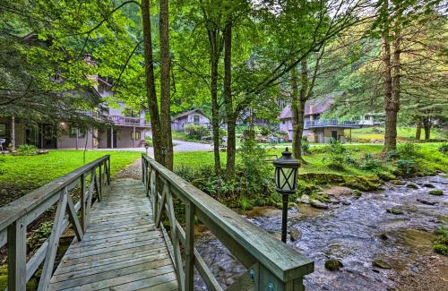 Roan Mountain House | Cozy Roan Mountain Cabin with Private Balcony!