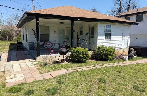 Midwest City House | Cozy Room apartment in a quiet neighborhood wt King Size bed, Wifi n' smart Tv