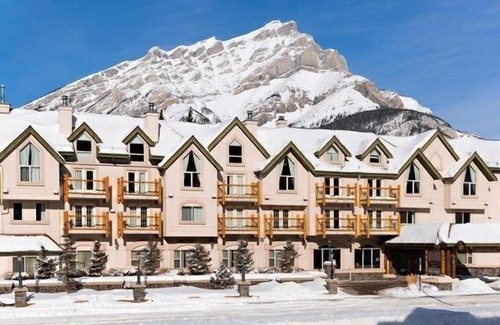 Banff Apartment | Cozy Room in Banff with Air-Conditioning