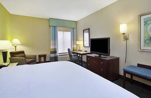 South Bend Hotel | Cozy Room w/Comfy Beds, Pool Access and Complimentary Hot Breakfast - Parking