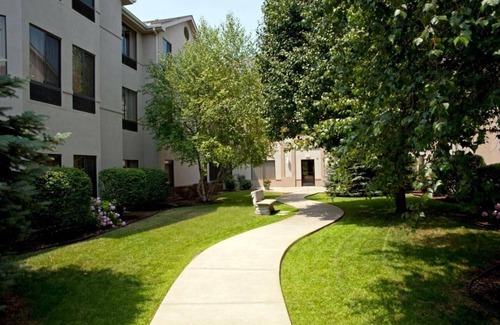 South Bend Hotel | Cozy Room w/Comfy Beds, Pool Access and Complimentary Hot Breakfast - Parking
