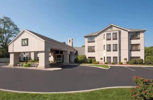 South Bend Hotel | Cozy Room w/Comfy Beds, Pool Access and Complimentary Hot Breakfast - Parking