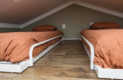 Blakely Cabin | Cozy Rustic Open Design Cabin with Fiber Internet/WiFi, AC in charming BlakelyGA