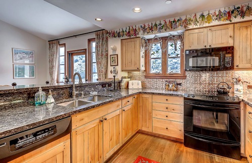 Beaver Creek House | Cozy, Rustic Townhouse, With Wood Burning Fireplace and On-site Hot Tubs