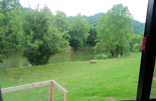 Smith House | Cozy RV on Clinch River with AC, WiFi, Fire pit