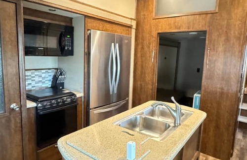 Palmetto House | Cozy RV with WiFi, Wood Deck w/awning in marvelous Palmetto