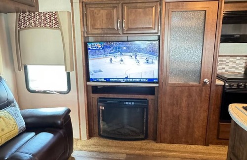 Palmetto House | Cozy RV with WiFi, Wood Deck w/awning in marvelous Palmetto