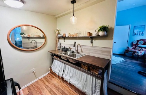Sandpoint Cottage | Cozy Sandpoint Cottage. Just a short bike to Sandpoint or Dover!n