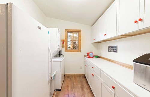 Stevensville House | Cozy, secluded log cabin and bunk house w/mountain views in Stevensville, MT