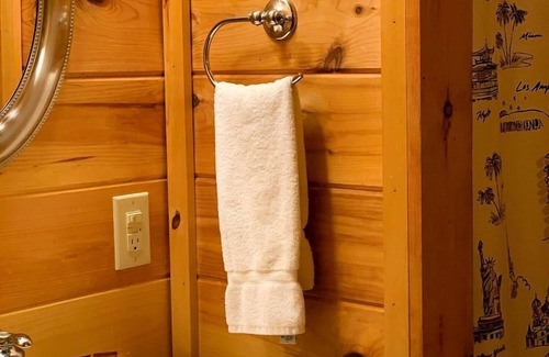 Valley Head House | Cozy Secluded Wooden Cabin in Monterville, West Virginia