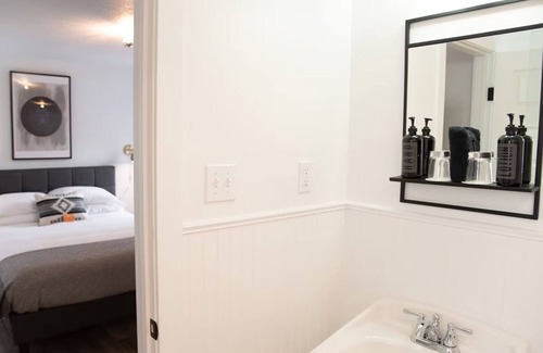 Pagosa Springs Hotel | Cozy Single Queen Room, The Nightingale Motel, Mountain Views, Downtown Spot