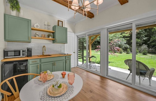 Cumbola Cabin | Cozy Small Studio Retreat by the River