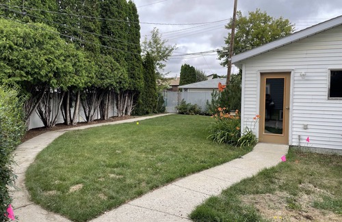 Saskatoon House | Cozy Space, 5mins to outdoor pools, shops, and restaurants.