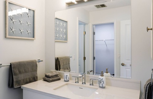 Oakland Hills House | Cozy & Spacious 2BR/2BA Gem in Sunshine State, close to the beach