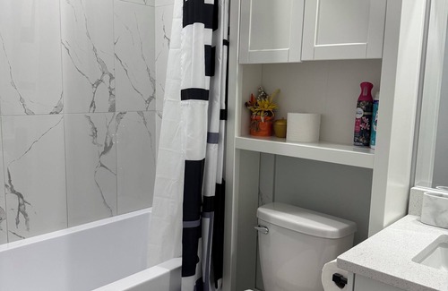 Airdrie Apartment | Cozy. Spacious. 5 min to XIron Mall. 15 to Airport. Well equip kitchen.