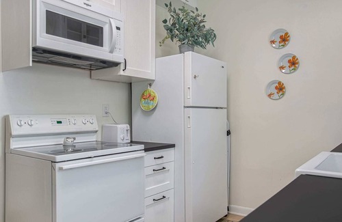 Dundee-Happy Hollow Historic District Apartment | Cozy Spot w/a Private Hot Tub, Near Attractions!