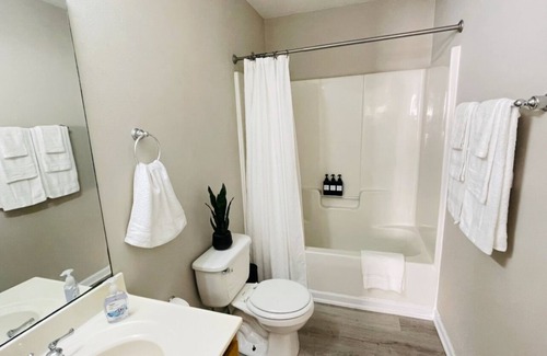 Arcadia House | Cozy Stays King Size Bed Full Kitchen Work