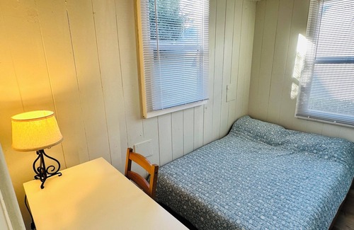 Golden Gate Apartment | Cozy Studio bordering South Berkeley and Emeryville- huge backyard!