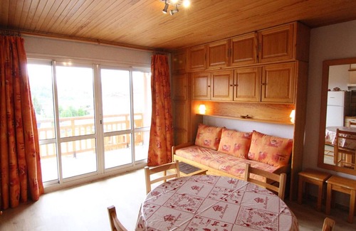Jeux Apartment | Cozy Studio for 4 in L'Alpe d'Huez - Ski-in/Ski-out, South Balcony, Near Amenities