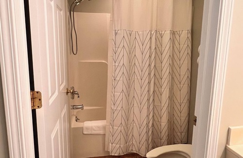 Bellaire Apartment | Cozy studio in charming Bellaire with AC, WiFi