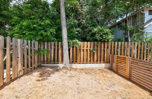 West Campus Apartment | Cozy studio in quiet area - Yard