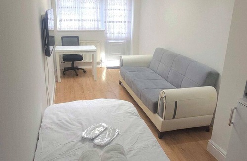 Jubilee Apartment | Cozy Studio Room in a Shared House, On street Free Parking.
