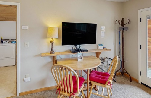Gold Beach Apartment | Cozy studio with partial ocean views and enclosed yard - dogs welcome