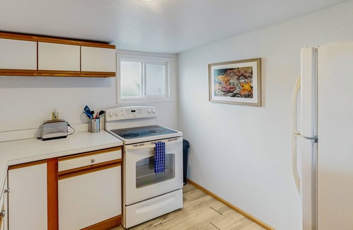 Gold Beach Apartment | Cozy studio with partial ocean views and enclosed yard - dogs welcome
